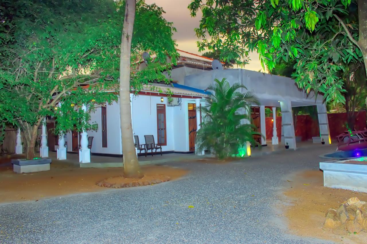 Induwara Safari Resort Udawalawe Buitenkant foto