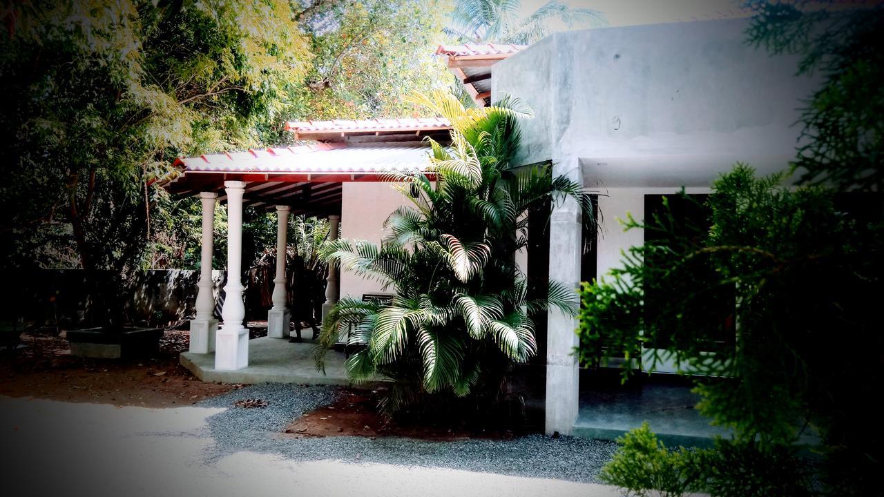 Induwara Safari Resort Udawalawe Buitenkant foto