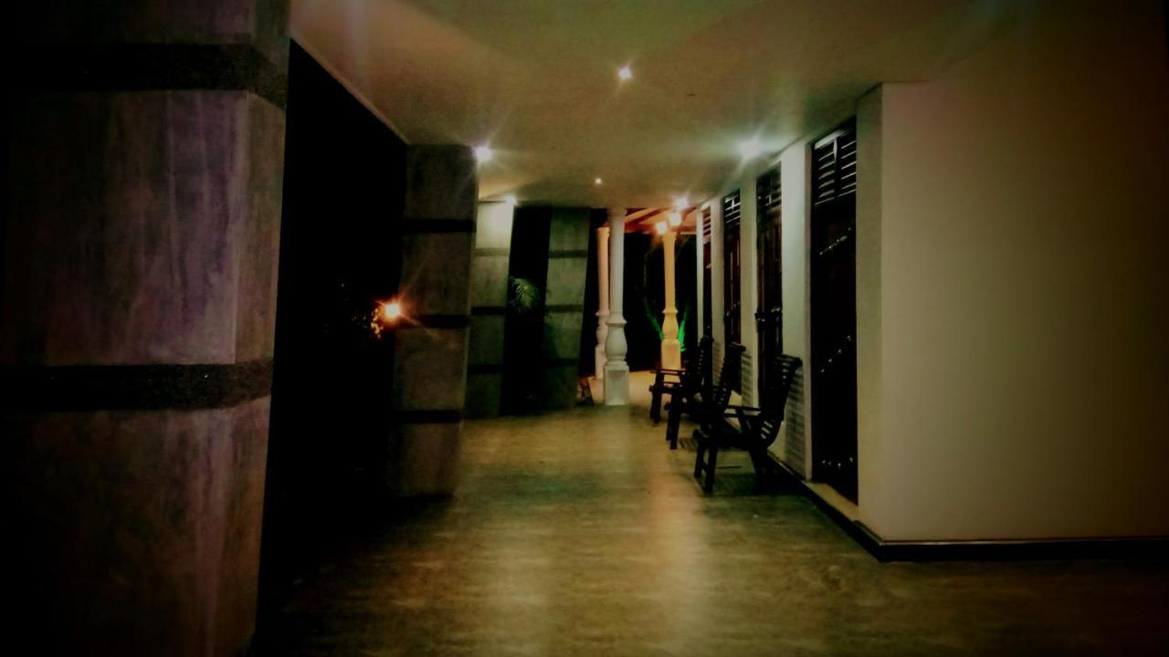 Induwara Safari Resort Udawalawe Buitenkant foto