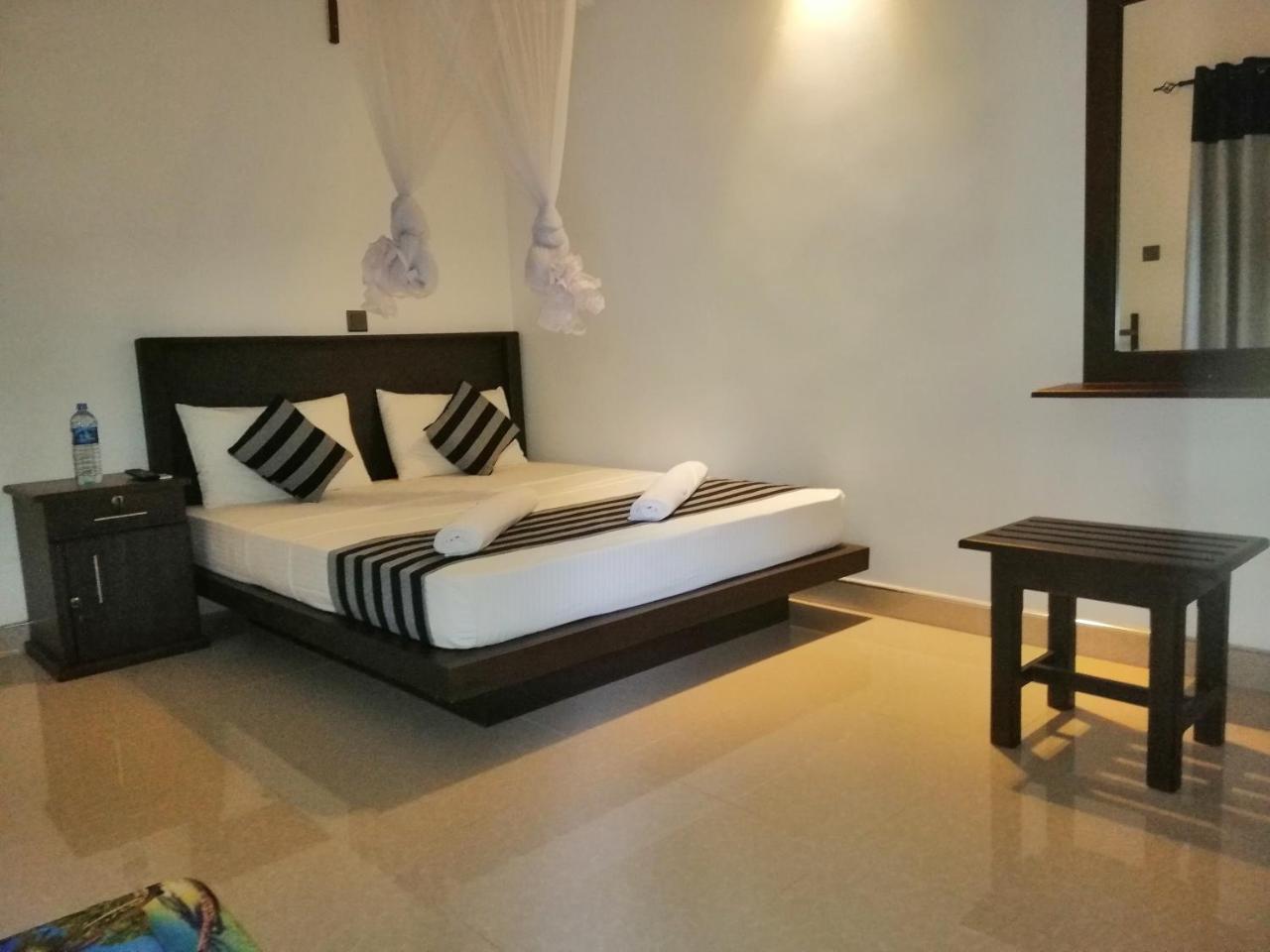 Induwara Safari Resort Udawalawe Buitenkant foto