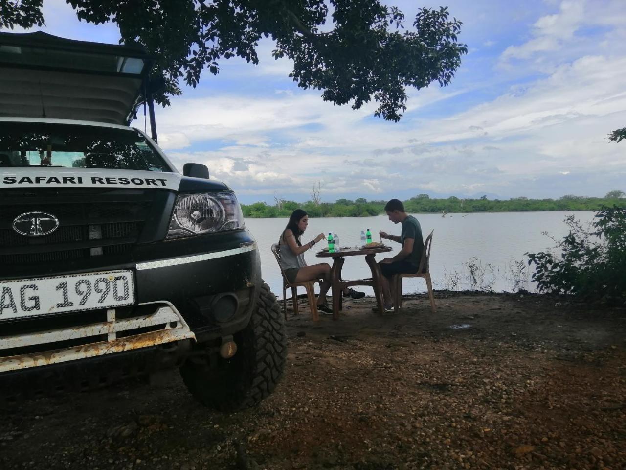 Induwara Safari Resort Udawalawe Buitenkant foto